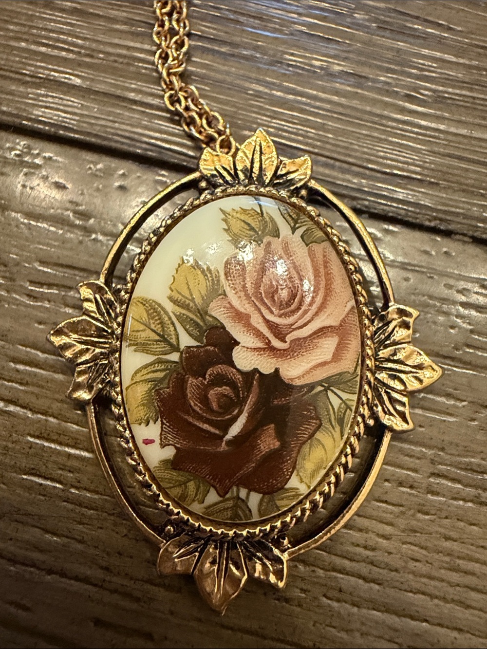 Vintage 1977 Gold Floral Oval Pendant Necklace - Pink & Black Roses - Picture 4 of 4